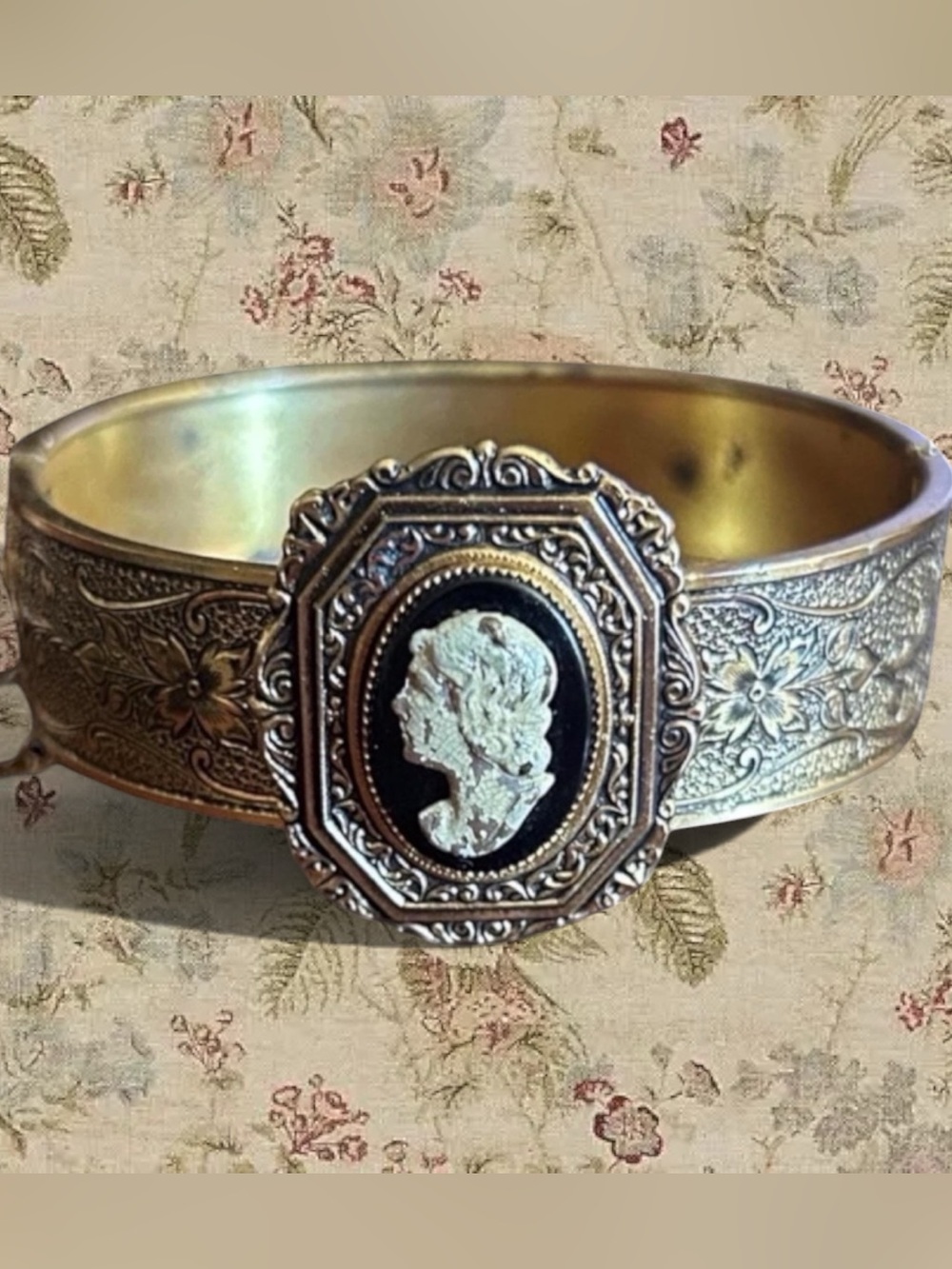Victorian Edwardian Hinged Cameo Portrait Bangle Bracelet with Safety Chain 7”